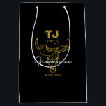 Bolsa De Regalo Mediana Monograma de Groomsmen personalizado del país<br><div class="desc">Regalos personalizados para los padrinos con tema de vaquero del oeste. Decorada con gorra de vaquero con letra occidental vintage. El texto y el color de fondo son editables utilizando la herramienta de diseño para que se ajuste a su ocasión. Obtén este regalo de personalizar para boda, despedida de soltero,...</div>