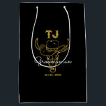 Bolsa De Regalo Mediana Monograma de Groomsmen personalizado del país<br><div class="desc">Regalos personalizados para los padrinos con tema de vaquero del oeste. Decorada con gorra de vaquero con letra occidental vintage. El texto y el color de fondo son editables utilizando la herramienta de diseño para que se ajuste a su ocasión. Obtén este regalo de personalizar para boda, despedida de soltero,...</div>