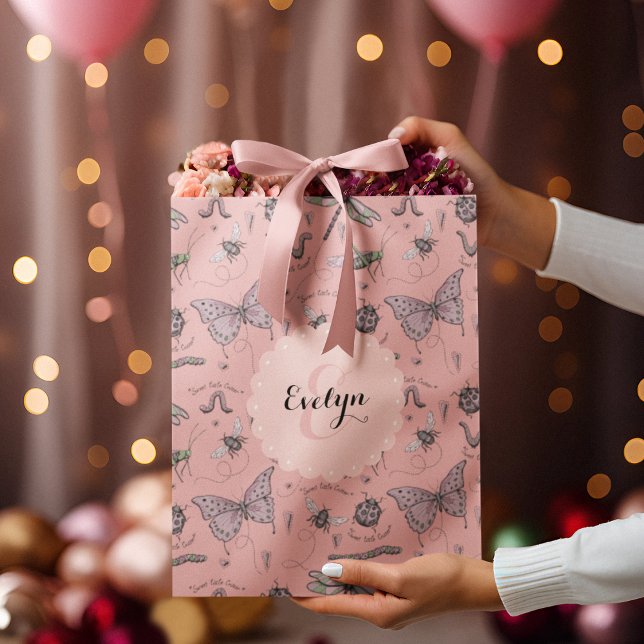 Bolsa De Regalo Mediana Monograma de jonrones Rubor rosado dulce cretino (Custom Name & Monogram hand-drawn girly insects. Ideal for Baby Showers, Birthdays, New Baby, Favors)