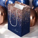 Bolsa De Regalo Mediana Monograma de Purpurina rosa Rubor Rosa azul de la<br><div class="desc">Azul marino y oro Rosa - Bolsa de regalo de Monograma del Purpurina de espuma rosada Rubor. Esto hace que el dulce perfecto cumpleaños 16, boda, ducha de novia, aniversario, ducha de bebé o bolso de regalo de la fiesta de soltera para alguien que ama el lujo glam y los...</div>
