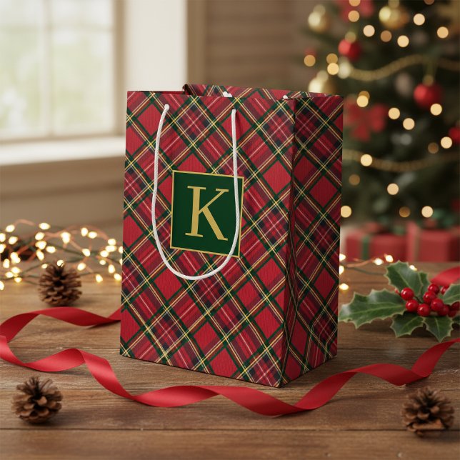 Bolsa De Regalo Mediana Monograma de Relieve metalizado dorado de plástico (Christmas Holiday Red Tartan Plaid Gold Foil Monogram Medium Gift Bag)