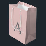 Bolsa De Regalo Mediana Monograma de Rubor Gris rosa moderno con guión de<br><div class="desc">Bolsa de regalo de nombres de monograma de escritura simple rosa y gris Rubor. Esto hace que el dulce perfecto cumpleaños 16, boda, ducha de novia, aniversario, ducha de bebé o bolso de regalo de la fiesta de soltera para alguien que ama el lujo glam y los estilos de moda....</div>