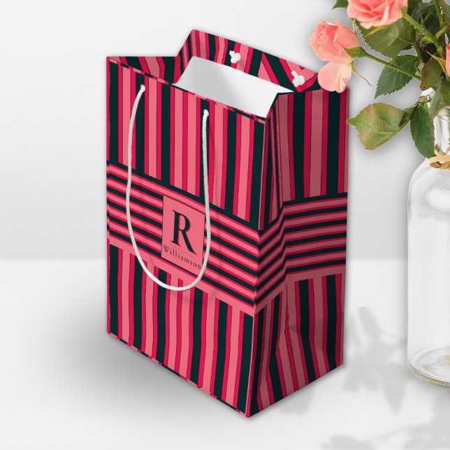 Bolsa De Regalo Mediana Monograma elegante editable con franjas rosadas de (Subido por el creador)