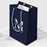 Bolsa De Regalo Mediana Monograma y nombre clásicos de los Groomsmen perso<br><div class="desc">Clásicos Regalos de Groomsmen Personalizados con monograma,  nombre y título personalizados del groomsman en blanco clásico estilo de letra serif sobre fondo azul marino. También perfecto para el mejor hombre,  padre de la novia y más.</div>