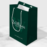 Bolsa De Regalo Mediana Monograma y nombre de Groomsmen con guión personal<br><div class="desc">Añada un toque personal a su boda con una bolsa de regalo personalizada para los padrinos. Esta bolsa de regalo presenta el nombre personalizado del groomsman en estilo de letra blanco clásico con detalles bodas en estilo de letra serif blanco clásico y monograma en estilo de fuente serif verde claro...</div>