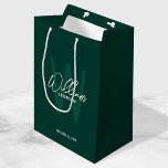 Bolsa De Regalo Mediana Monograma y nombre de los jugadores con guión pers<br><div class="desc">Moderno Minimalista Personalizado Monograma y Regalos de nombres Este diseño presenta un nombre personalizado con estilo de letra de escritura a mano blanco moderno y monograma en color verde esmeralda claro sans serif estilo de fuente como fondo, con detalles bodas en blanco moderno estilo de letra sans serif serif, sobre...</div>