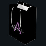 Bolsa De Regalo Mediana Morado Black Script Girly Monograma Nombre<br><div class="desc">Bolsa de regalo de Monograma de Guión Simple Negro y Púrpura. Esto hace que el dulce perfecto cumpleaños 16,  boda,  ducha de novia,  aniversario,  ducha de bebé o bolso de regalo de la fiesta de soltera para alguien que ama el lujo glam y los estilos de moda.</div>
