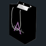 Bolsa De Regalo Mediana Morado Black Script Girly Monograma Nombre<br><div class="desc">Bolsa de regalo de Monograma de Guión Simple Negro y Púrpura. Esto hace que el dulce perfecto cumpleaños 16,  boda,  ducha de novia,  aniversario,  ducha de bebé o bolso de regalo de la fiesta de soltera para alguien que ama el lujo glam y los estilos de moda.</div>