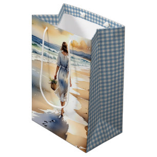 Bolsa De Regalo Mediana Mujer caminando por la acuarela de la playa