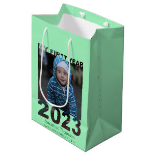 Bolsa De Regalo Mediana My First Year 2023 Modern Cutout Baby Photo Green