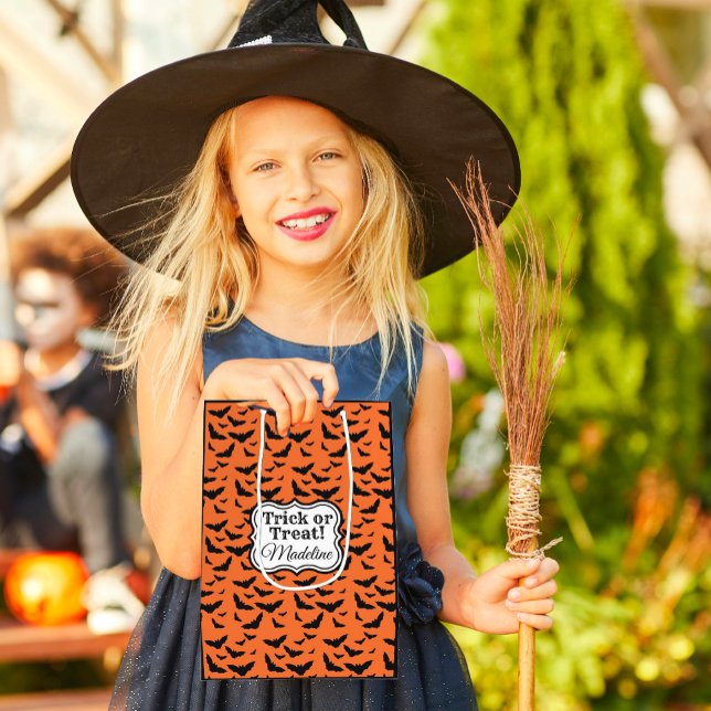 Bolsa De Regalo Mediana Naranja personalizado y murciélagos de Halloween n (Trick or treat bags with cute black bats on orange background are personalized with someone's name!)