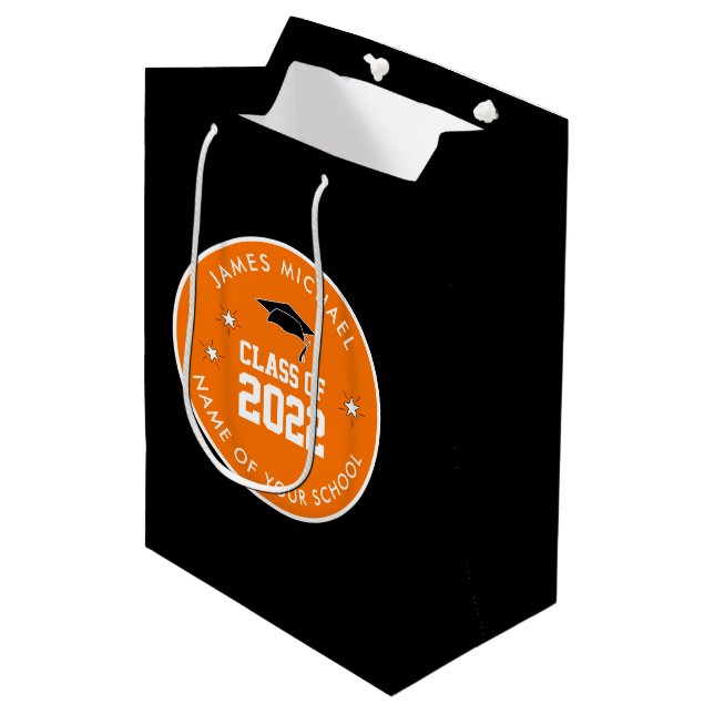 Bolsa De Regalo Mediana Naranja y Personalizado de Graduación Negra (Angulo Anverso)