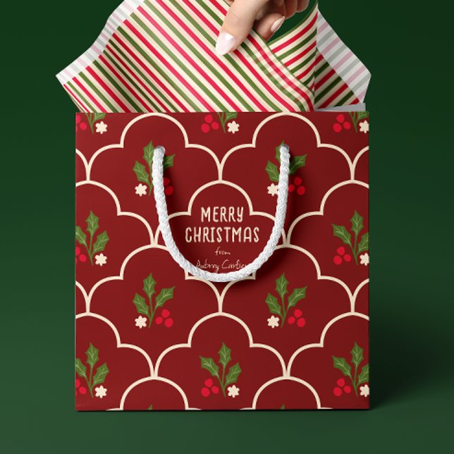 Bolsa De Regalo Mediana Navidades de tela de vieiras rojas oscuras (Custom text burgundy red traditional Christmas gift bag with ivory scallop and holly berry pattern)