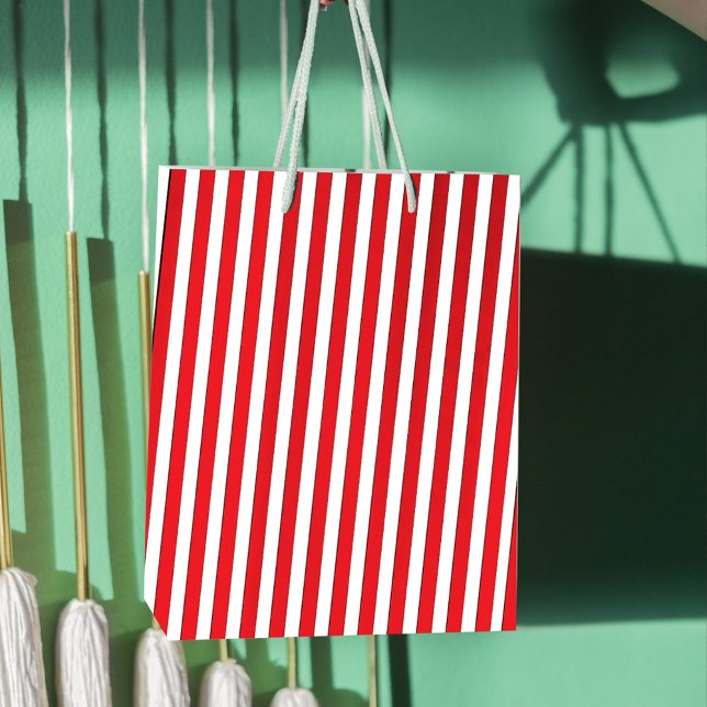 Bolsa De Regalo Mediana Navidades festejan simple banda roja (Simple candy cane striped red and white gift bag.)