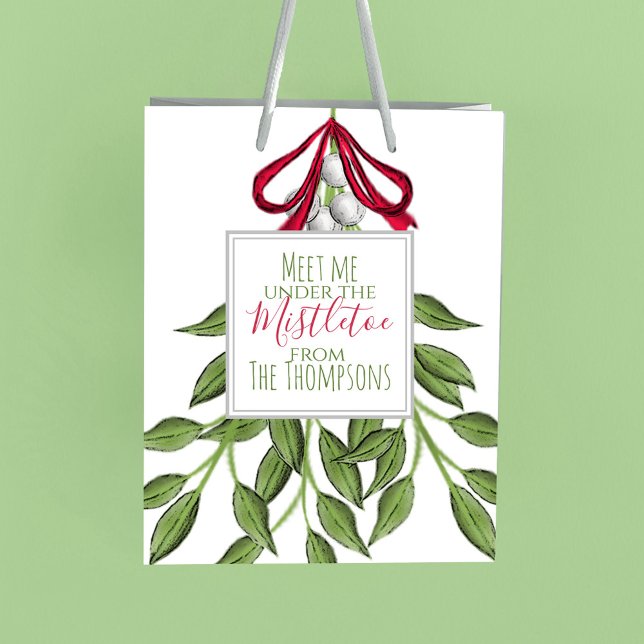 Bolsa De Regalo Mediana Navidades Holiday Mistletoe Merry Whimsical Cute (Meet me under the mistletoe holiday custom gift bag)