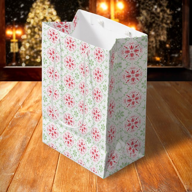 Bolsa De Regalo Mediana Navidades Vacaciones en invierno Patrón Verde Rojo (Simple red and green holiday snowflake pattern medium gift bag)