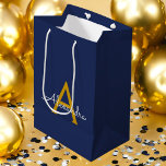 Bolsa De Regalo Mediana Navy Blue Gold Modern Script Girly Monograma Nombr<br><div class="desc">Bolsa de regalo de Monograma de Navy Blue y Gold Simple Script. Esto hace que el dulce perfecto cumpleaños 16,  boda,  ducha de novia,  aniversario,  ducha de bebé o bolso de regalo de la fiesta de soltera para alguien que ama el lujo glam y los estilos de moda.</div>