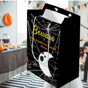 Bolsa De Regalo Mediana Negro con Webs de araña blanca y un bonito fantasm