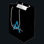 Bolsa De Regalo Mediana Nombra de monograma de guión azul negro<br><div class="desc">Bolsa de regalo de Monograma de Guión Simple Negro y Azul. Esto hace que el dulce perfecto cumpleaños 16,  boda,  ducha de novia,  aniversario,  ducha de bebé o bolso de regalo de la fiesta de soltera para alguien que ama el lujo glam y los estilos de moda.</div>