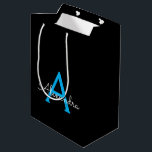 Bolsa De Regalo Mediana Nombra de monograma de guión azul negro<br><div class="desc">Bolsa de regalo de Monograma de Guión Simple Negro y Azul. Esto hace que el dulce perfecto cumpleaños 16,  boda,  ducha de novia,  aniversario,  ducha de bebé o bolso de regalo de la fiesta de soltera para alguien que ama el lujo glam y los estilos de moda.</div>