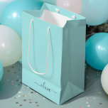 Bolsa De Regalo Mediana Nombre de Monograma del Guión Azul Verde azulado M<br><div class="desc">Bolsa de Regalo de Monograma de Guión Azul Verde azulado Simple Aqua Blue. Esto hace que el dulce perfecto cumpleaños 16,  boda,  ducha de novia,  aniversario,  ducha de bebé o bolso de regalo de la fiesta de soltera para alguien que ama el lujo glam y los estilos de moda.</div>