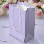 Bolsa De Regalo Mediana Nombre de monograma femenino con letra moderna púr<br><div class="desc">Bolsa de regalo con monograma de nombre con letra simple púrpura lavanda. Esto hace la bolsa de regalo perfecta para cumpleaños de dulces 16,  boda,  despedida de soltera,  aniversario,  baby shower o fiesta de despedida de soltera para alguien que ama el lujo glamoroso y los estilos chic.</div>