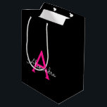 Bolsa De Regalo Mediana Nombre del Monograma de Giro del Guión Negro Calie<br><div class="desc">Bolsa de regalo de Monograma de Guión Simple Negro y Rosa Caliente. Esto hace que el dulce perfecto cumpleaños 16,  boda,  ducha de novia,  aniversario,  ducha de bebé o bolso de regalo de la fiesta de soltera para alguien que ama el lujo glam y los estilos de moda.</div>