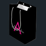 Bolsa De Regalo Mediana Nombre del Monograma de Giro del Guión Negro Calie<br><div class="desc">Bolsa de regalo de Monograma de Guión Simple Negro y Rosa Caliente. Esto hace que el dulce perfecto cumpleaños 16,  boda,  ducha de novia,  aniversario,  ducha de bebé o bolso de regalo de la fiesta de soltera para alguien que ama el lujo glam y los estilos de moda.</div>