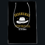 Bolsa De Regalo Mediana Nombre personalizado de Groomsmen, Gorra de Cowboy<br><div class="desc">Regalos personalizados para padrinos con temática de vaquero occidental. Decorada con gorra de vaquero con letra occidental vintage. El texto y el color son editables utilizando la herramienta de diseño para que se ajuste a su ocasión. Obtén este regalo de personalizar para boda, despedida de soltero, fiesta de compromiso o...</div>