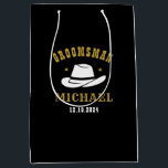Bolsa De Regalo Mediana Nombre personalizado de Groomsmen, Gorra de Cowboy<br><div class="desc">Regalos personalizados para padrinos con temática de vaquero occidental. Decorada con gorra de vaquero con letra occidental vintage. El texto y el color son editables utilizando la herramienta de diseño para que se ajuste a su ocasión. Obtén este regalo de personalizar para boda, despedida de soltero, fiesta de compromiso o...</div>