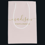 Bolsa De Regalo Mediana Nombre personalizado Texto Etiqueta del guión dora<br><div class="desc">Moda Giratoria Feminine Gold Script Rubor Pink Party Favor Gift Bag Bolsas de regalo personalizadas para su evento! Un toque perfecto para su boda,  recepción,  ducha,  fiesta o evento.</div>