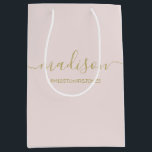 Bolsa De Regalo Mediana Nombre personalizado Texto Etiqueta del guión dora<br><div class="desc">Moda Giratoria Feminine Gold Script Rubor Pink Party Favor Gift Bag Bolsas de regalo personalizadas para su evento! Un toque perfecto para su boda,  recepción,  ducha,  fiesta o evento.</div>