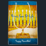 Bolsa De Regalo Mediana Oro Amarillo Hanukkah Menorah Paz Luz de Amor Negr<br><div class="desc">"Paz, amor y luz". Un ilustracion fotográfico de primera mano de una menorah artística brillante, colorida, amarilla y dorada te ayuda a inaugurar la festividad de Hanukkah con estilo. Siente el calor y la alegría de la temporada de vacaciones cada vez que use esta linda y divertida bolsa de regalo...</div>