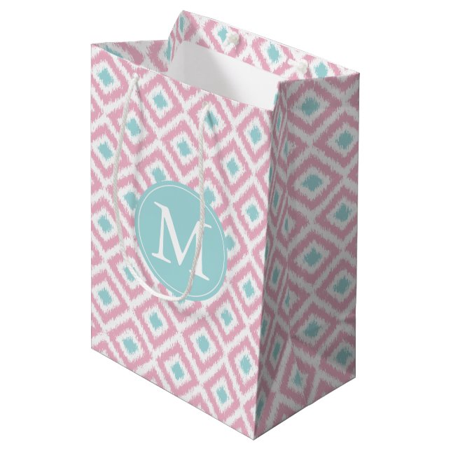 Bolsa De Regalo Mediana Patrón de ikat monogramado de diamantes rosas y de (Angulo Anverso)