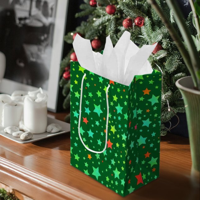 Bolsa De Regalo Mediana Patrón tradicional de estrellas de vacaciones roja (Traditional Red and Green Holiday Stars Pattern Medium Gift Bag)