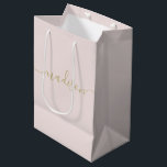 Bolsa De Regalo Mediana Personalizado Girly Moda Guión dorado femenino Rub<br><div class="desc">Moda Giratoria Feminine Gold Script Rubor Pink Party Favor Gift Bag Bolsas de regalo personalizadas para su evento! Un toque perfecto para su boda,  recepción,  ducha,  fiesta o evento.</div>