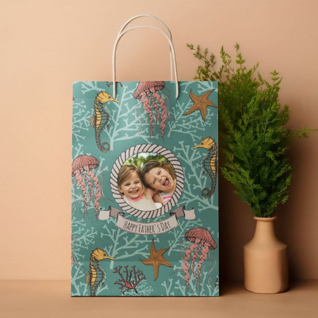 Bolsa De Regalo Mediana Personalizado verde azulado de caballito de mar Se (Hand-drawn Seahorse, Jellyfish, Starfish & Coral Navy Blue Gift Bag for Him. Editable Text and Photo)