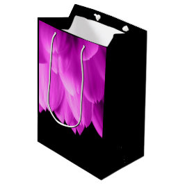 Bolsa De Regalo Mediana Pétalos de flores rosadas calientes sobre negro