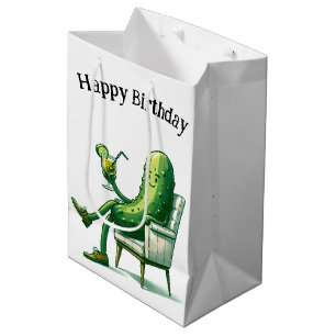 Bolsa De Regalo Mediana Pickle De Cumpleaños En Una Silla Con Cóctel