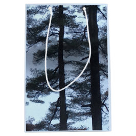 Bolsa De Regalo Mediana Pinos blancos en un Blizzard —