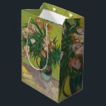 Bolsa De Regalo Mediana Pintura floral de Vincent Van Gogh Oleander<br><div class="desc">Este cuadro de Vincent Van Gogh es un jarrón de flores de adelfa. Van Gogh la pintó en agosto de 1888. Los comandantes eran alegres flores de vida para Van Gogh, y en su tarima muestra las flores que llenan una jarra de mayólica que usaba para sus vidas fijas hechas...</div>