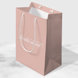 Bolsa De Regalo Mediana Propuesta moderna personalizada de dama de honor<br><div class="desc">Bolsa de regalo de la propuesta de la dama de honor personalizada y moderna con el título "¿Serás mi dama de honor?" de color blanco sobre fondo rosa oscuro. También perfecto para criada de honor,  chica de flores y más.</div>
