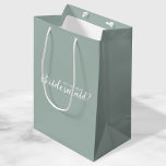 Bolsa De Regalo Mediana Propuesta moderna personalizada de dama de honor<br><div class="desc">Bolsa de regalo de la propuesta de la dama de honor personalizada y moderna con el título "¿Serás mi dama de honor?" en blanco sobre fondo verde sabio. También perfecto para criada de honor,  chica de flores y más.</div>