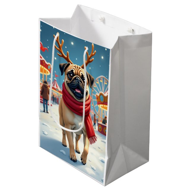 Bolsa De Regalo Mediana Pug at the Winter Fairgrounds Christmas Painting (Angulo Anverso)