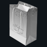 Bolsa De Regalo Mediana Purpurina Drip 30th Birthday Silver<br><div class="desc">Esta bolsa de regalo de fiesta de 30 años de la moda presenta un brillante purpurina de color plateado falso borde de goteo y un fondo sombrío de plata. Personalízalo con su nombre en escritura a mano,  junto con su cumpleaños y fecha a continuación.</div>