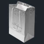 Bolsa De Regalo Mediana Purpurina Drip 30th Birthday Silver<br><div class="desc">Esta bolsa de regalo de fiesta de 30 años de la moda presenta un brillante purpurina de color plateado falso borde de goteo y un fondo sombrío de plata. Personalízalo con su nombre en escritura a mano,  junto con su cumpleaños y fecha a continuación.</div>