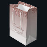 Bolsa De Regalo Mediana Purpurina Drip 50th Birthday Rosa Gold<br><div class="desc">Esta bolsa de regalo para la fiesta de cumpleaños número 50 de la moda incluye un rosa brillante de la frontera de goteo de purpurina de oro y un subió fondo de color dorado oscuro. Personalízalo con su nombre en escritura a mano, junto con su cumpleaños y fecha a continuación....</div>