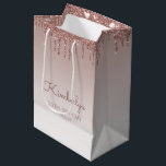Bolsa De Regalo Mediana Purpurina Drip 50th Birthday Rosa Gold<br><div class="desc">Esta bolsa de regalo para la fiesta de cumpleaños número 50 de la moda incluye un rosa brillante de la frontera de goteo de purpurina de oro y un subió fondo de color dorado oscuro. Personalízalo con su nombre en escritura a mano, junto con su cumpleaños y fecha a continuación....</div>