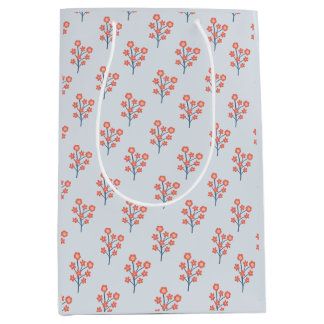 Bolsa De Regalo Mediana Ramas de Flor de Coral sobre Patrón Azul Brumoso