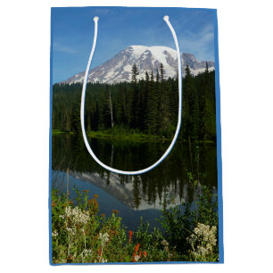 Bolsa De Regalo Mediana Reflejo del lago del Monte Rainier con flores silv